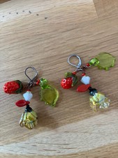 handgearbeitete Vintage Ohrringe mit Biene, Bllätter, Erdbeere und Blüten