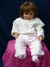 1691. Niedliche Mädchen Puppe, Master Piece Gallery, 63 cm