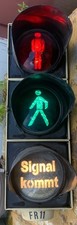 Verkehrsampel mit rut-grünen Fußgänger -Symbol und Signal Kommt von Siemens