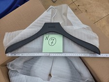 10 Stück Boss Kleiderbügel, aus  Holz Schwarz lakiert, glänzend.