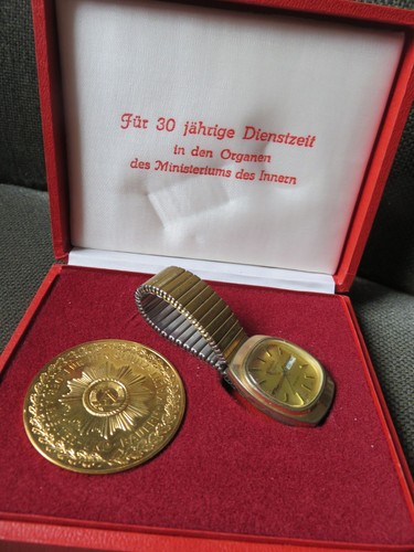 Ddr medaille und uhr für - und, 30