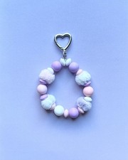 Handgemachter Anhänger mit bunten Perlen und Puscheln - Pastellrosa, Flieder