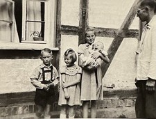 Vier Geschwister stehen 1961 Haus Mädchen hält Baby im Arm Schwester Bruder Foto