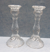 28158. Schöne Kerzenständer  Kerzenleuchter  verziert   Glas  klar 2 Stück