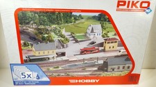 Piko Hobby H0 61923 Bahnhof-Set mit 5 Modellen und Klebe Ungeöffnet 1:87 Neu