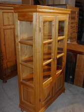 Glasvitrine, Massivholz in Kirsche, Schreinerarbeit.