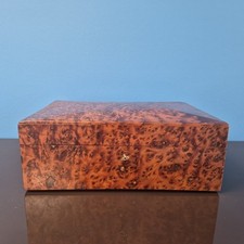 Schöner alter Holzkasten für