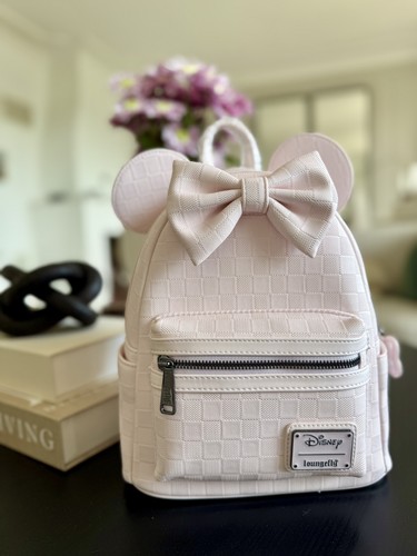 Disney loungefly - 🎀,