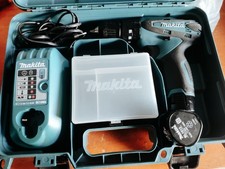 Makita Akkuschrauber 10,8V HP330P Mit  Ladegerät Im Koffer Und Zwei Akkus