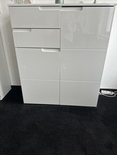 Weißer Holzschrank