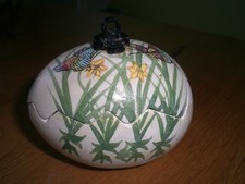 SCHÖNE ALTE Keramik EIER DECKELDOSE  ca. 8 x 6 x 8 cm mit Blumendekor