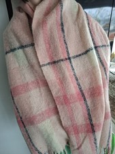 großes Wolltuch in attraktiver Farbgebung in den Maßen 200 cm/ 53 cm