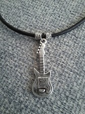 Lederhalskette mit Anhänger