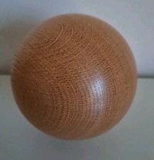 gedrechselte Holzkugel aus