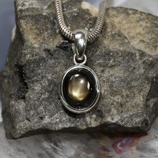 Schwarzer Stern Saphir