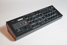 behringer pro-800 synthesizer 8-stimmig analog