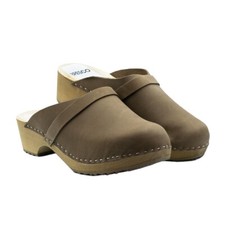 Braune schwedische Holzclogs Leder mit gestreiftem niedrigem Absatz geschlossen
