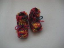 Mini Puppenschuhe, Puppensocken, rot/bunt, gestrickt, Fuß 4,5cm süß
