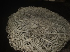 zarte runde handgestrickte Tischdecke Jugendstil