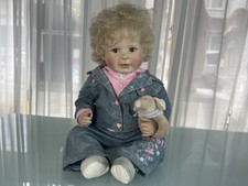 Künstlerpuppe Regina Swialkowski Vinylpuppe 60 cm. Kleiner Defekt siehe Fotos 