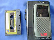 SONY TCM-84V Vintage Walkman Cassette Recorder Kassettenrecorder Spielt *