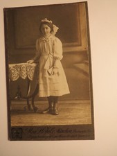 München - stehendes Mädchen