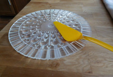 DDR: Runde Tortenplatte und Tortenheber, für Camping, Haus, Garten, Plaste