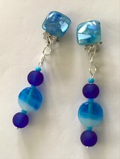 Ohrclips/Cabochon quadratisch 12 mm Harz/Lampwork Glas/Blautöne/5 cm