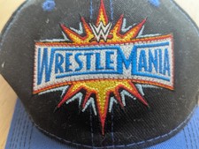 WWE WrestleMania Logo-Stickerei Official Authentic Cap Kappe Schwarz Blau M  Neu