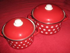 2 rote Emaille-Töpfe mit