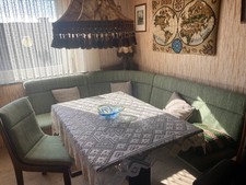 Eckbank mit Tisch und 2