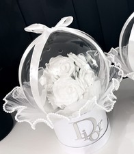 Große weiße Rosen leuchten