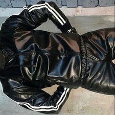 Glänzender Trainingsanzug