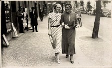 Foto Berlin Neukölln Rudow, Zwei Frauen, Passanten, Straße,... - 11251112