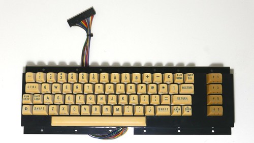 Commodore 64 tastatur - ✅,