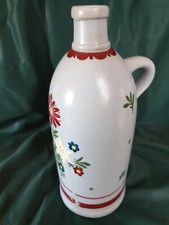 Keramik-Flasche.  Graue Keramikflasche mit Blumenmotiv