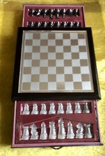 Schachspiel mit glasfiguren - schachspiel,