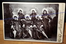 Gruppe Frauen mit Schirm &