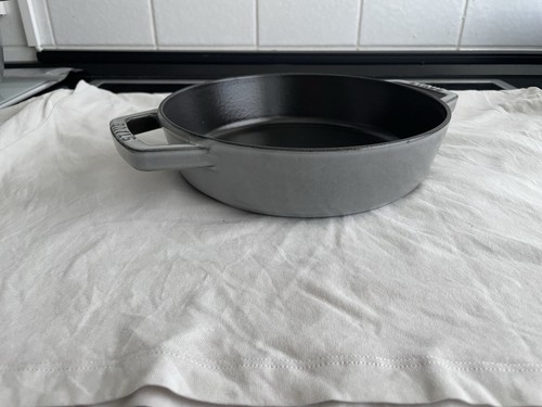 Staub pfanne mit - mit, zwei