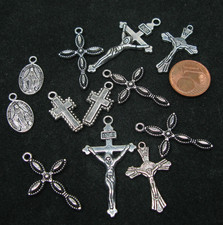 10 Kreuze + 2 Anhänger Metall