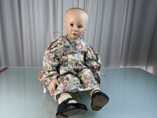 Puppe Sammlerpuppe 63 cm. Zustand = Siehe Fotos.   