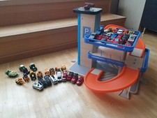 Spielzeugautos mit Parkhaus