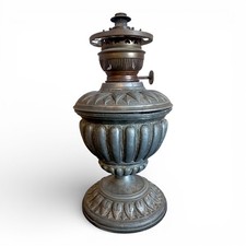 Antike Petroleumslampe um