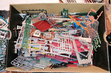 Schuhkarton mit HO Bausatzresten Fenster, Türen, Häuser, Mauern usw.