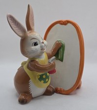Ostern Goebel ; Goebel Hase, Häschen beim Spiegel putzen