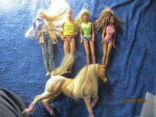 Barbie - Spielzeug - 3 x Barbie - 1 x Ken - 3 große Pferde - 7 kleine Pferde