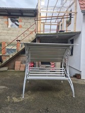 Weiße Gartenschaukel