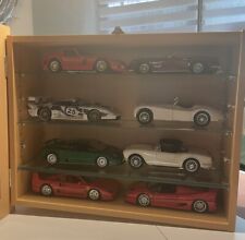 Glasvitrine mit 8 Modellautos 1:18