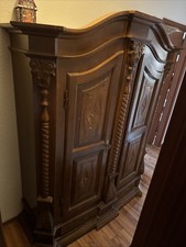 Antiker Holzschrank mit zwei