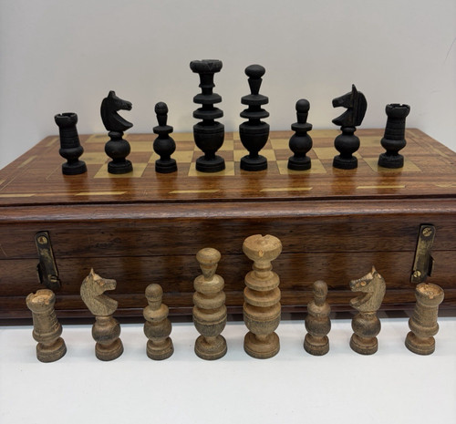 Vintage schachfiguren aus holz - schachfiguren,
